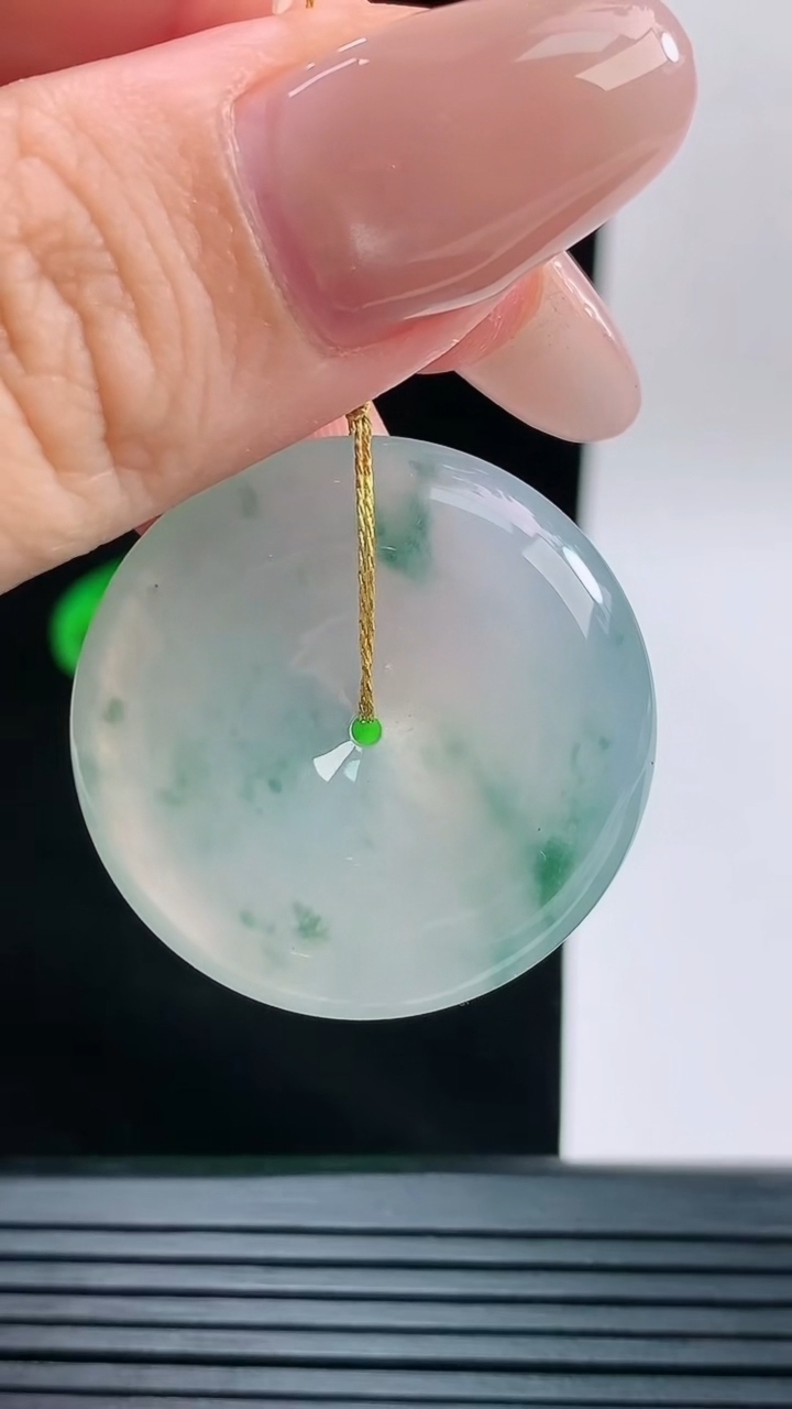 天然A货翡翠冰种飘花平安扣吊坠，尺寸30.6-6重量:11.51g
9月13日