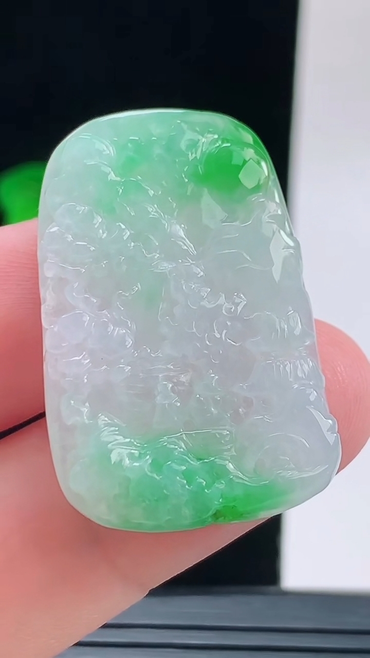 天然A货翡翠山水牌吊坠，尺寸36.3-23.6-6.1重量:11.00g
9月13日