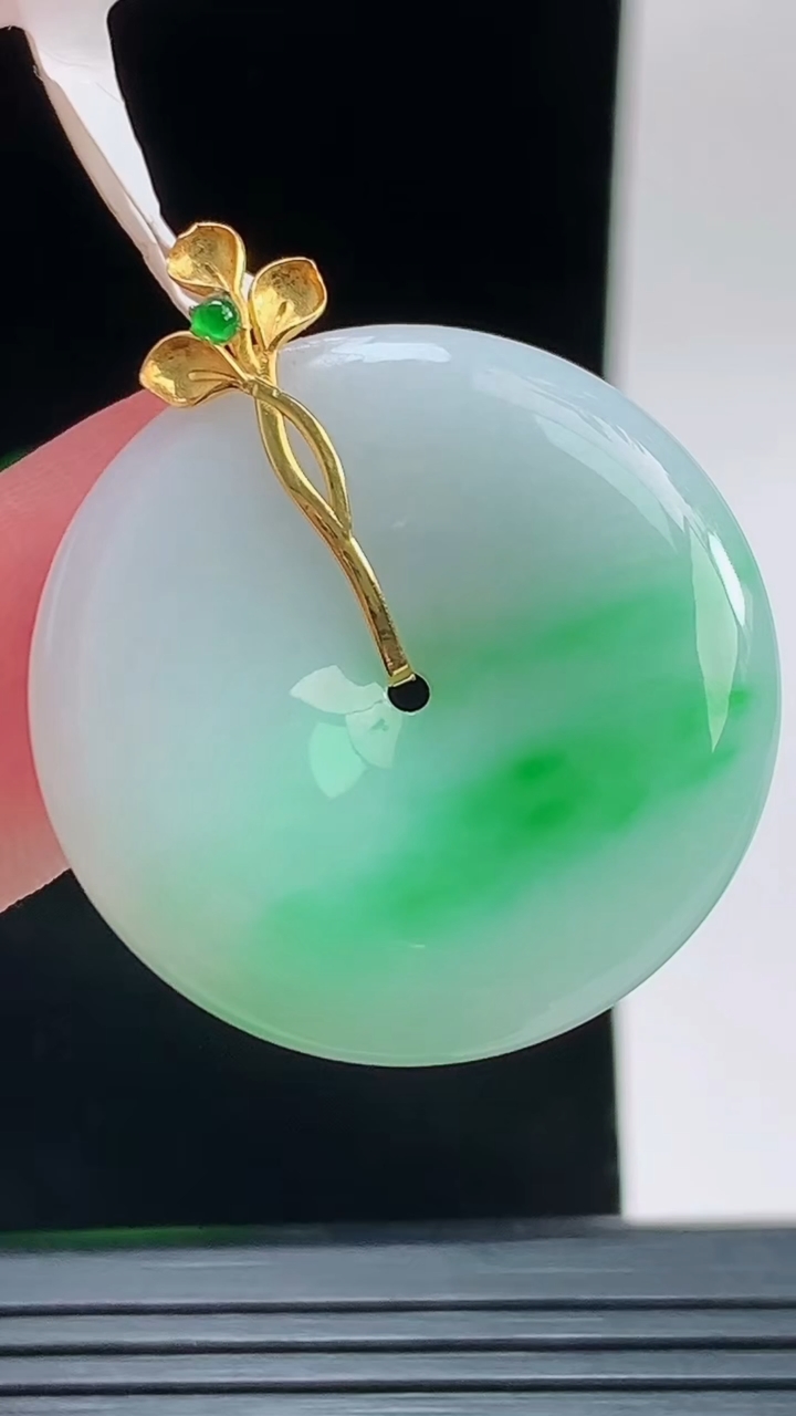 天然A货翡翠平安扣吊坠，尺寸28.8-5.6重量:9.83g
9月13日