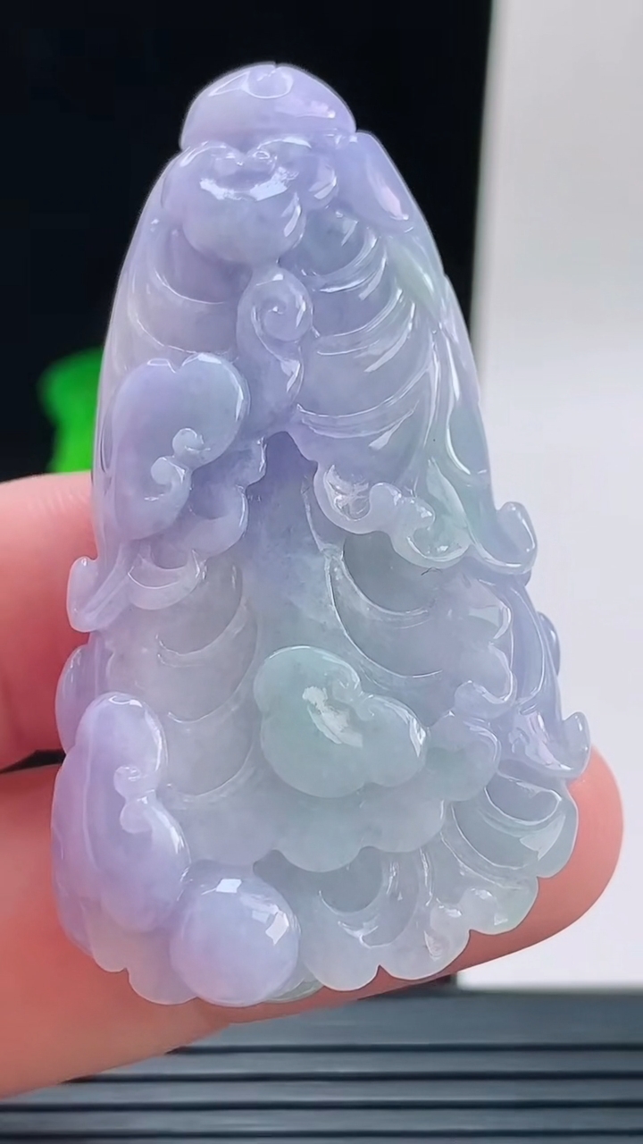 天然A货翡翠紫罗兰白菜吊坠，尺寸55.4-30-12.4重量:34.29g
9月13日