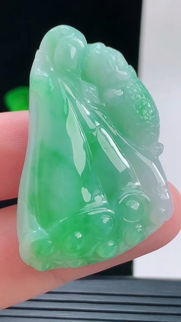 天然A货翡翠莲蓬吊坠，尺寸43.4-29.8-10.5重量:20.82g
9月13日