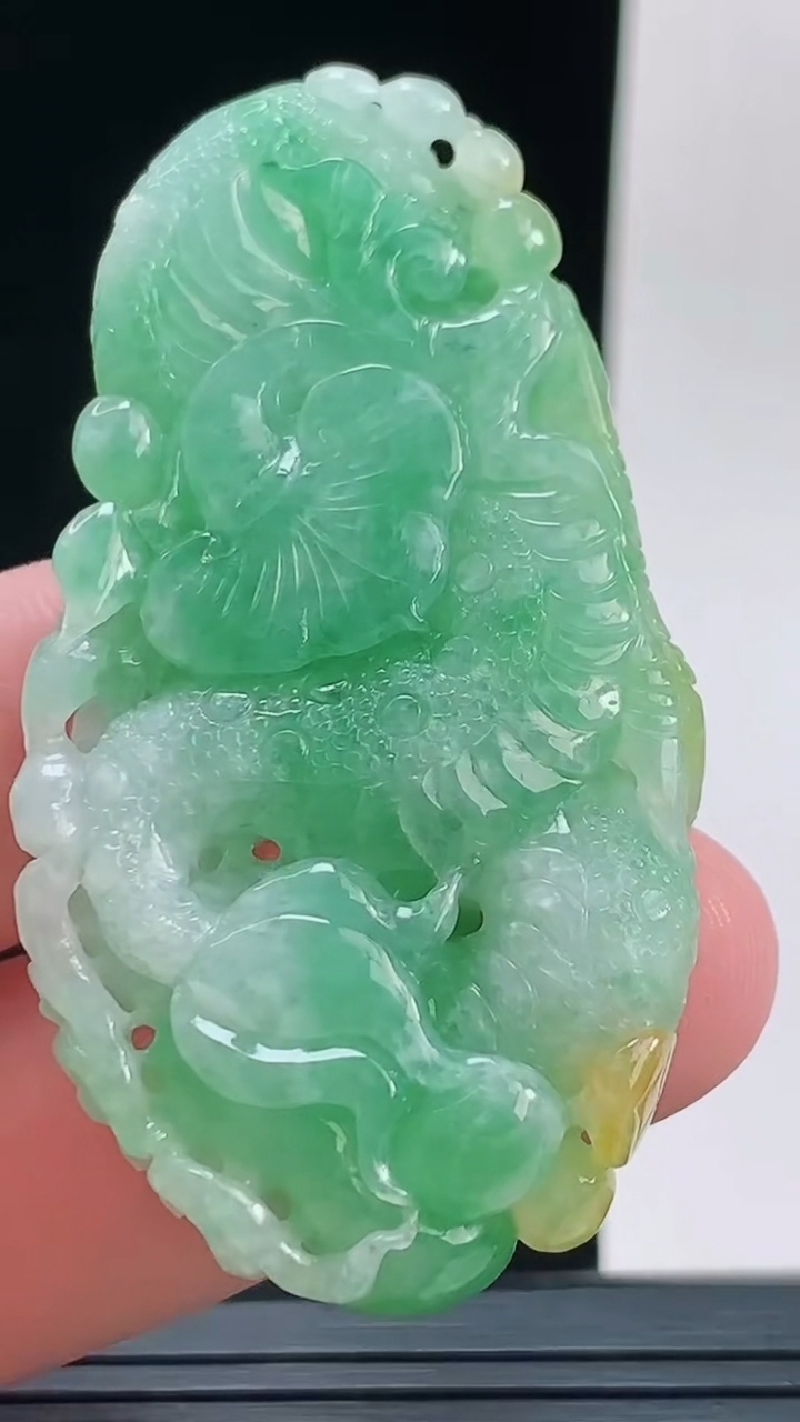 天然A货翡翠龙牌吊坠，尺寸58-29.8-12.1重量:34.79g
9月13日