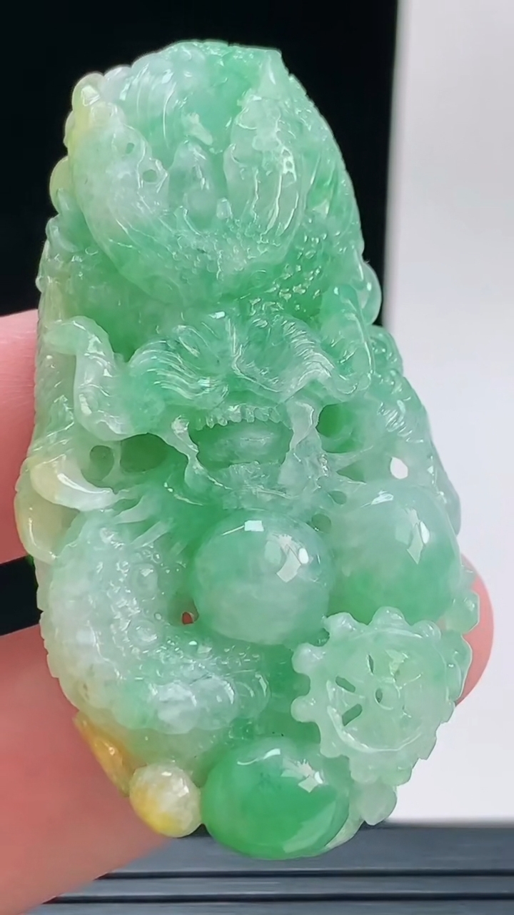天然A货翡翠龙牌吊坠，尺寸58-29.8-12.1重量:34.79g
9月13日