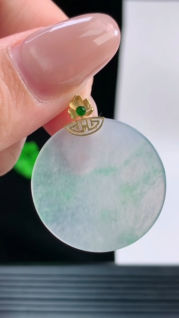 天然A货翡翠18K金飘花无事牌吊坠，尺寸26.3-2.3重量:4.26g
9月13日