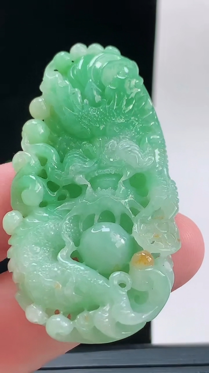 天然A货翡翠龙牌吊坠，尺寸59.3-31-10.3重量:30.67g
9月13日