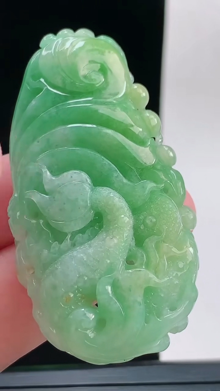 天然A货翡翠龙牌吊坠，尺寸59.3-31-10.3重量:30.67g
9月13日
