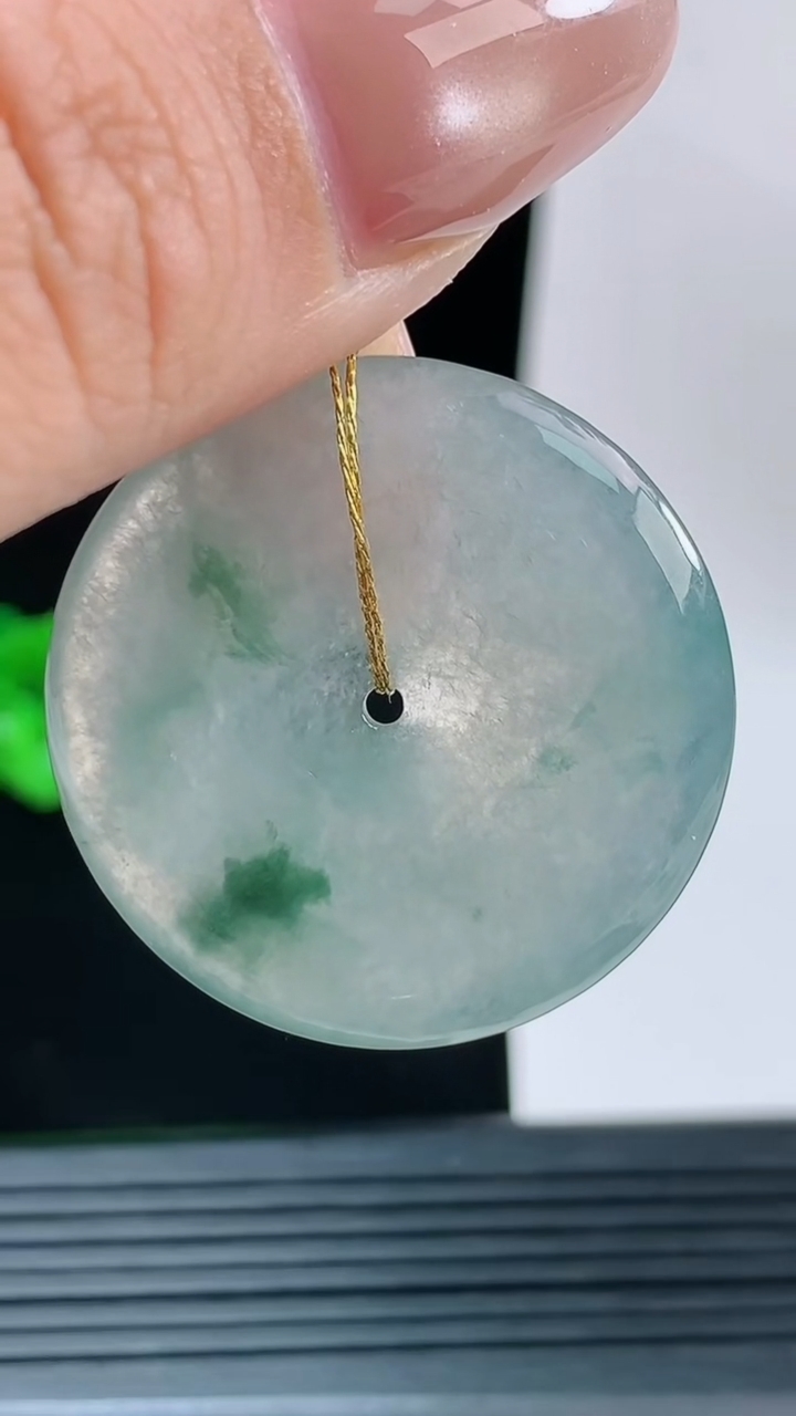 天然A货翡翠飘花平安扣吊坠，尺寸31.9-5.1重量:11.00g
9月13日