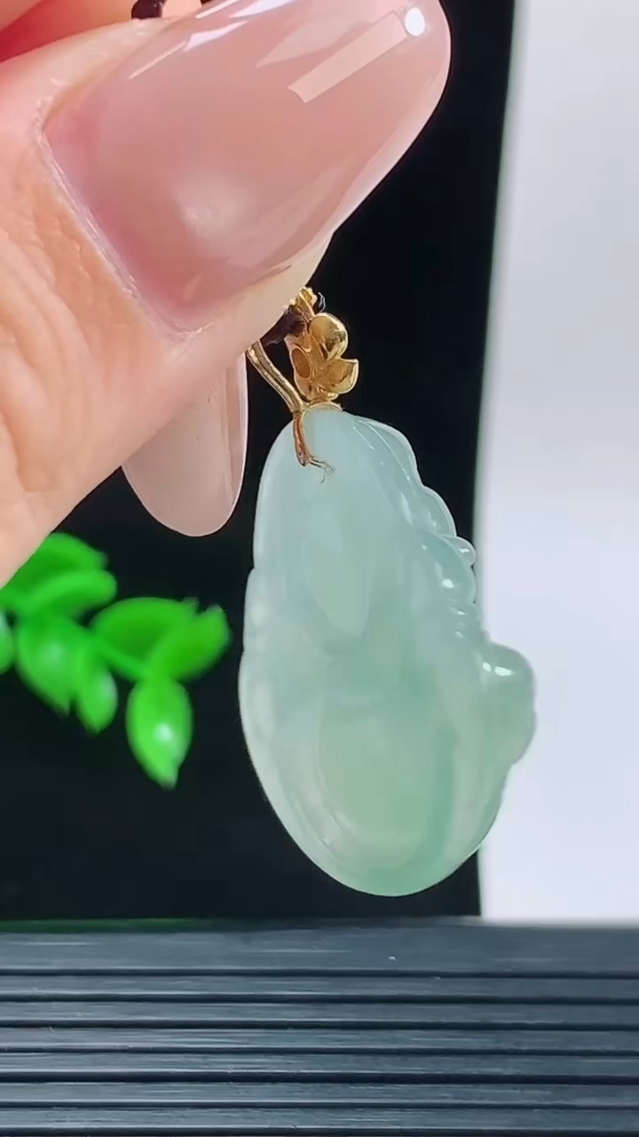 天然A货翡翠佛公吊坠，尺寸26-30.3-6.3重量:7.79g
9月13日
