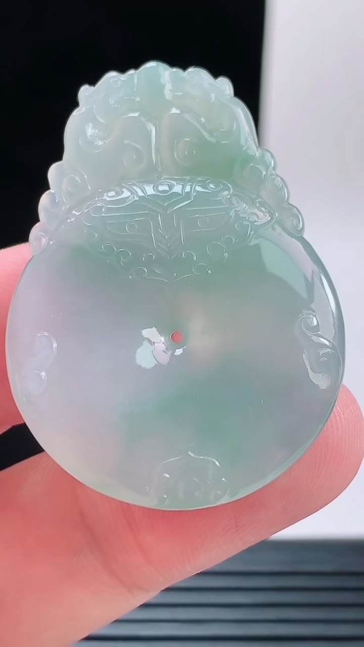 天然A货翡翠飘花仿古平安扣吊坠，尺寸42.5-31-4.8重量:11.96g
9月13日