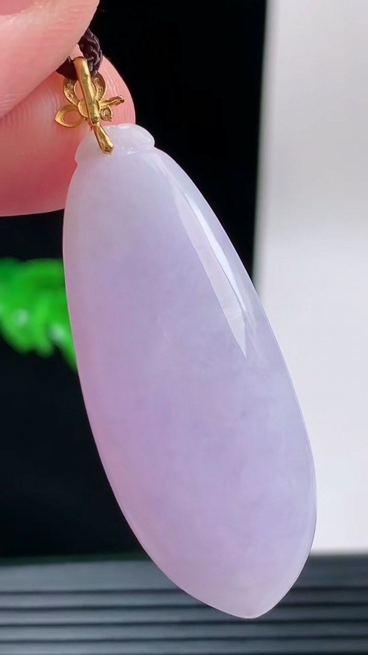 天然A货翡翠18K金紫罗兰福瓜吊坠，尺寸45.5-17.4-8.1重量:10.56g
9月13日
