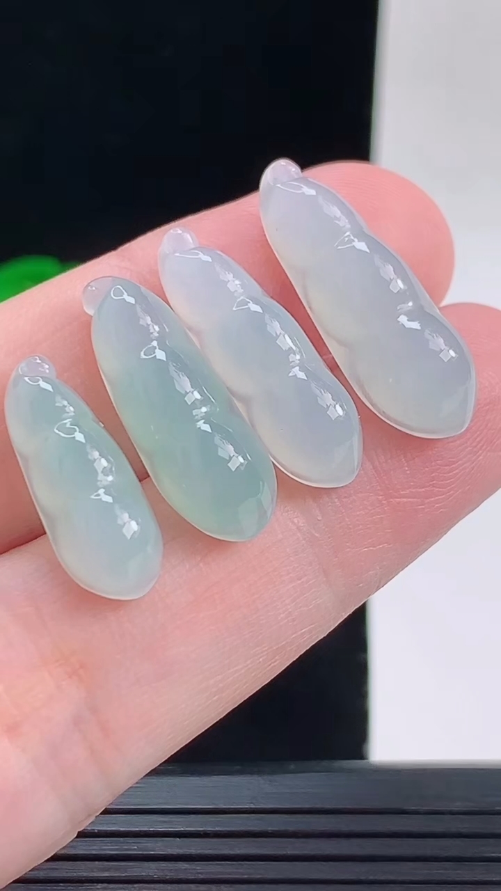 天然A货翡翠福豆吊坠一手，尺寸22.9-8.1-5.9重量:7.29g  172
9月13日