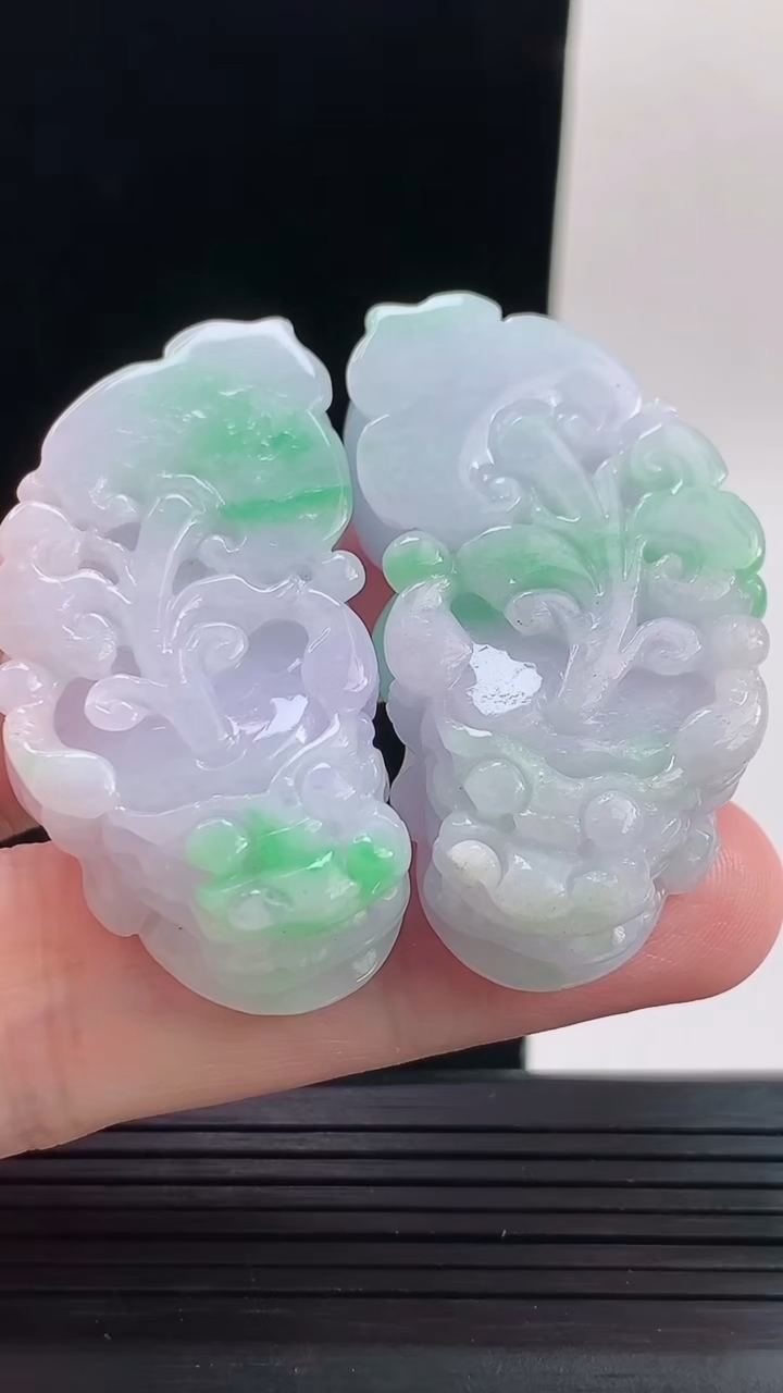天然A货翡翠春带彩 紫罗兰貔貅吊坠一对，尺寸46-23.4-12.3重量:58.32g
9月13日