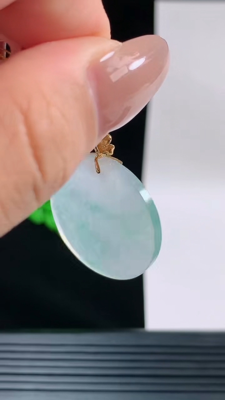 天然A货翡翠18K金飘花无事牌吊坠，尺寸26.3-2.3重量:4.26g
9月13日