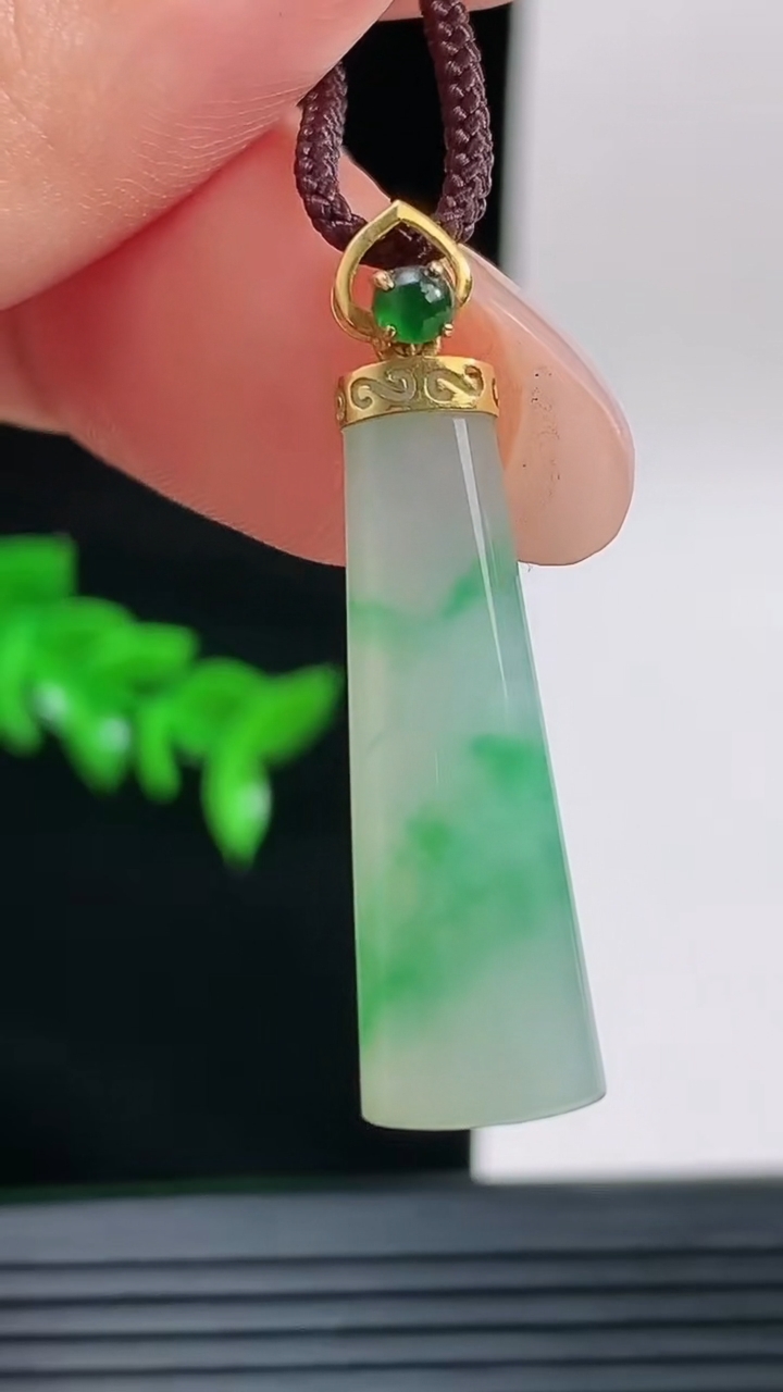 天然A货翡翠平安柱吊坠，尺寸27.3-8.8-4.2重量:2.43g
9月13日