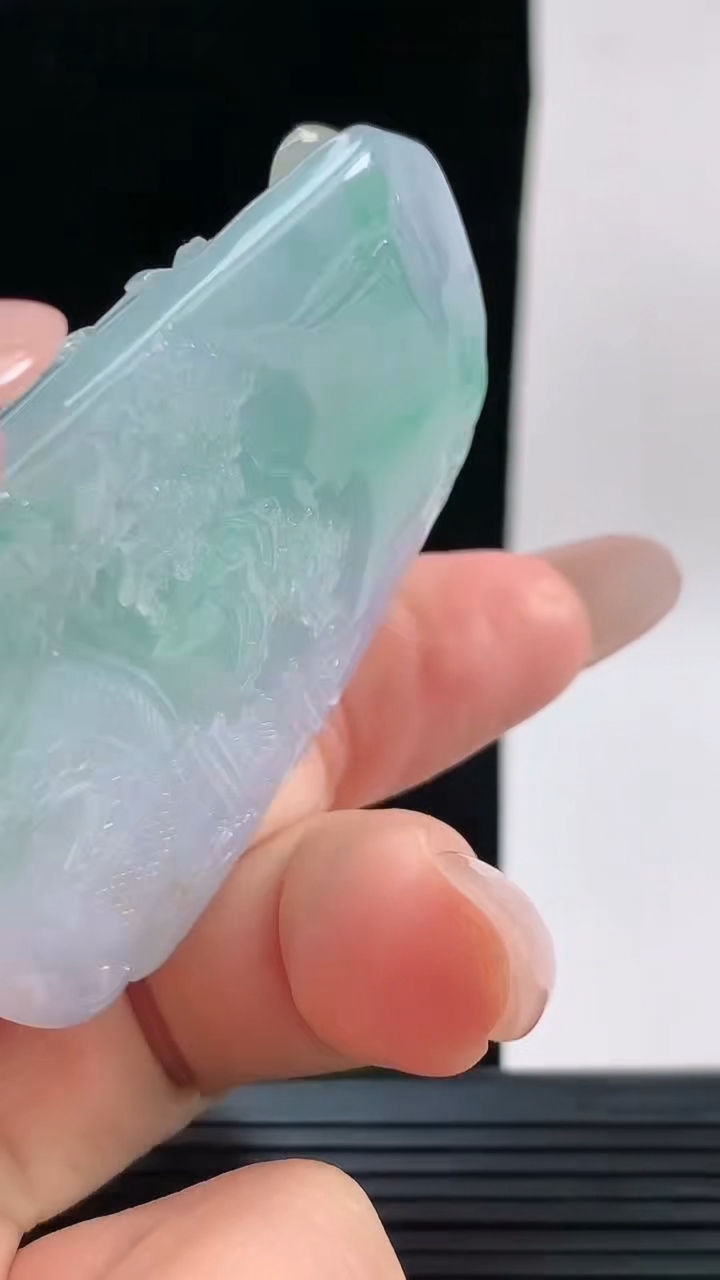 天然A货翡翠山水牌吊坠，尺寸59.5-41.1-11.3重量:58.38g
9月13日