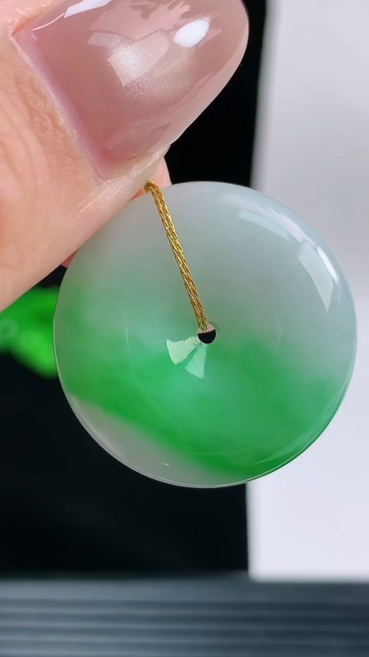 天然A货翡翠平安扣吊坠，尺寸25.1-6.2重量:7.61g
9月13日
