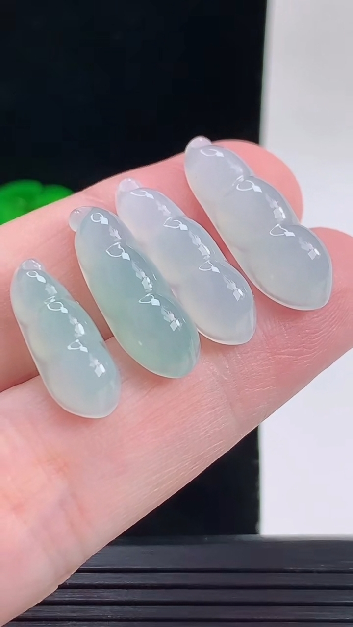 天然A货翡翠福豆吊坠一手，尺寸22.9-8.1-5.9重量:7.29g  172
9月13日