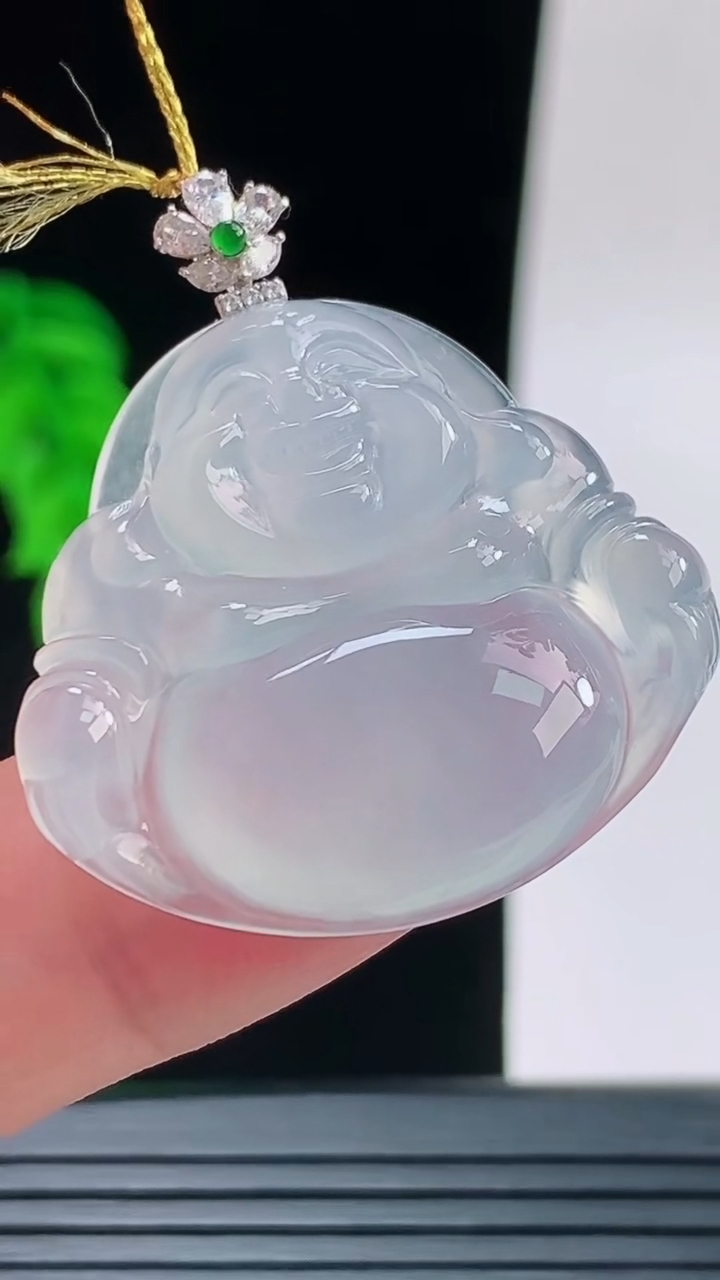 天然A货翡翠佛公吊坠，尺寸27.2-30.3-5.9重量:7.75g
9月13日