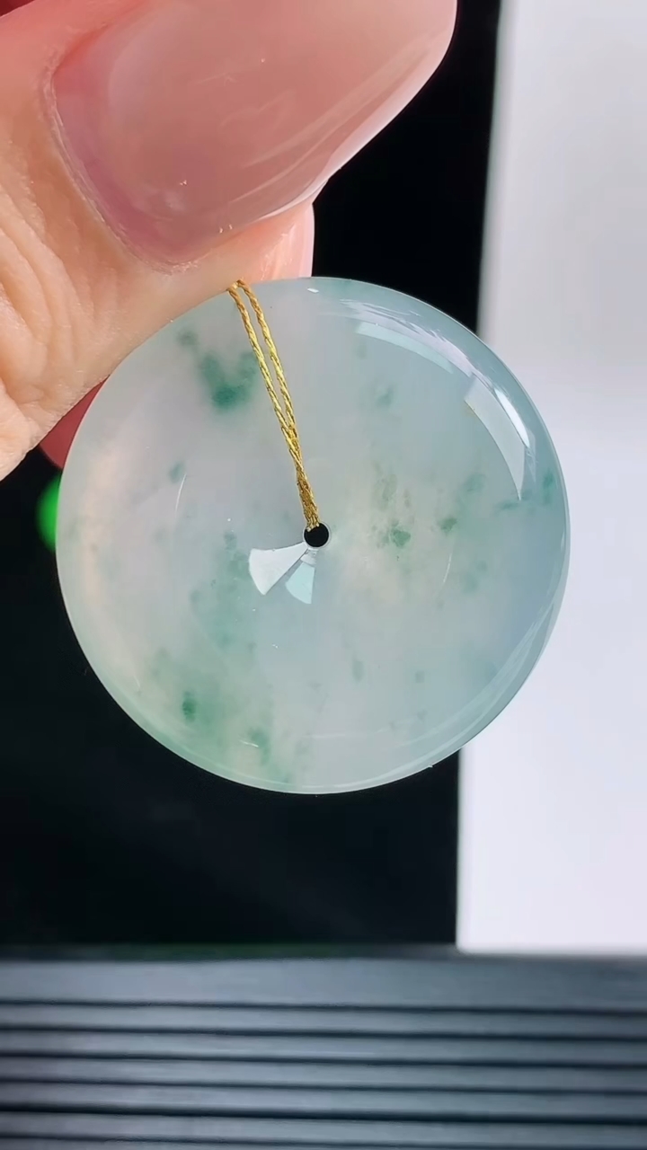 天然A货翡翠冰种飘花平安扣吊坠，尺寸30.6-6重量:11.51g
9月13日