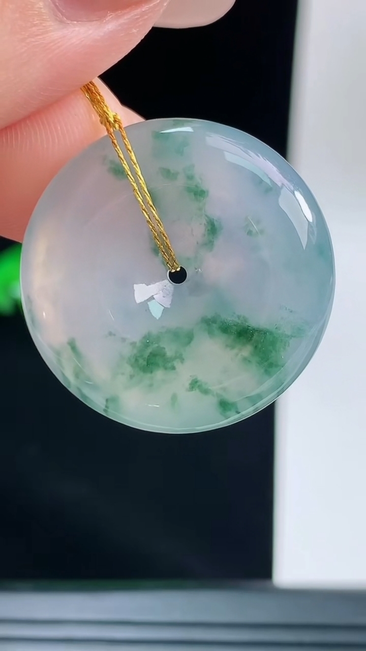 天然A货翡翠飘花平安扣吊坠，尺寸24.7-5.6重量:7.00g
9月13日