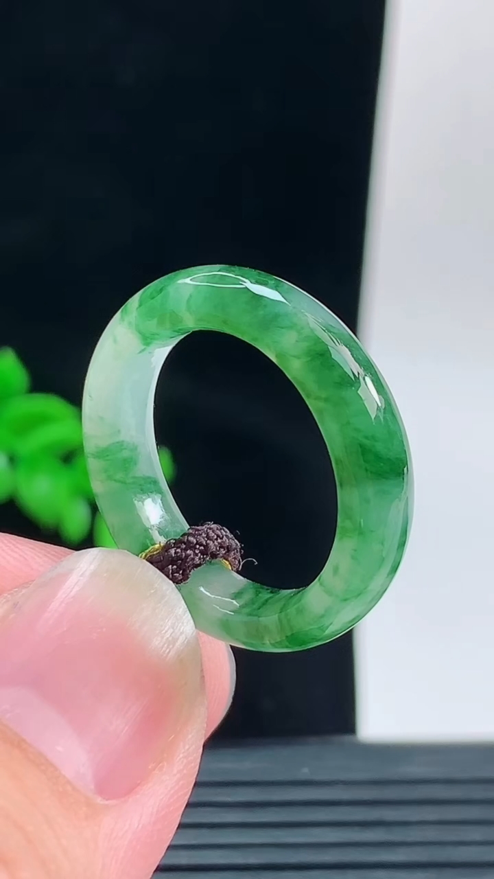 天然A货翡翠飘花玉指环戒指，尺寸18.3-5.6-3.9重量:4.00g2026年9月13日
工厂直