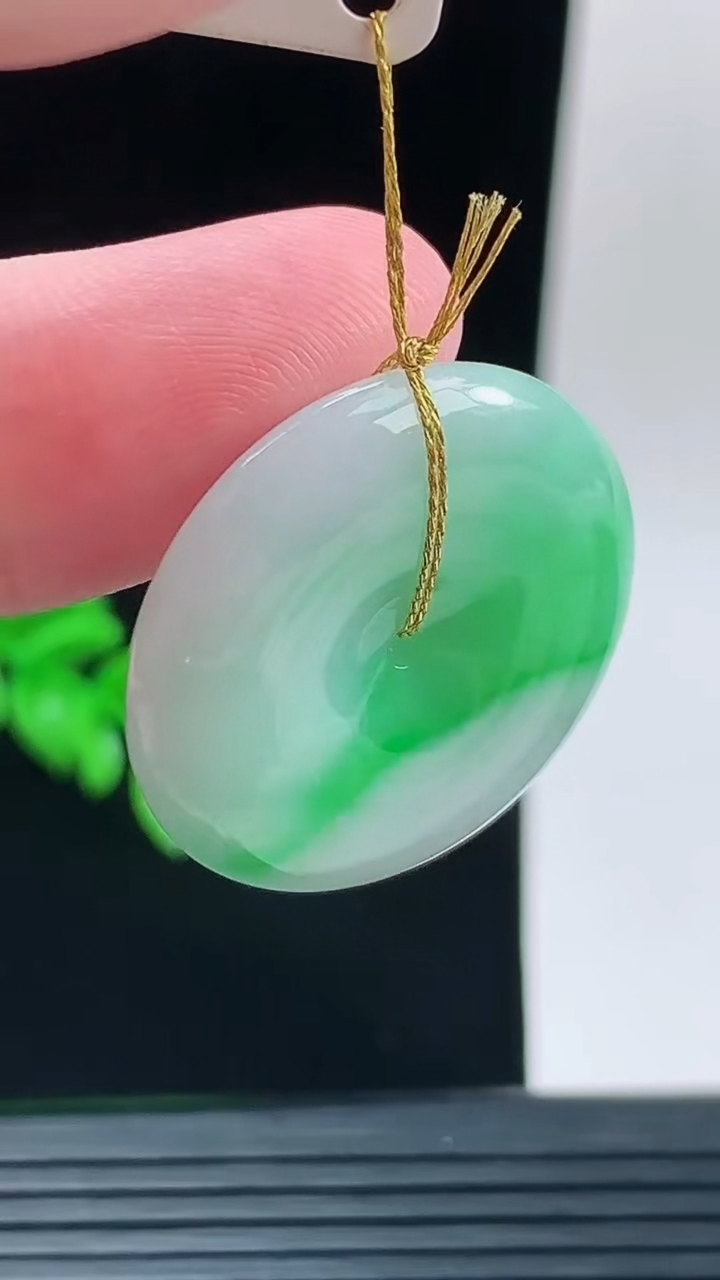天然A货翡翠平安扣吊坠，尺寸26.3-5.9重量:8.39g
9月13日