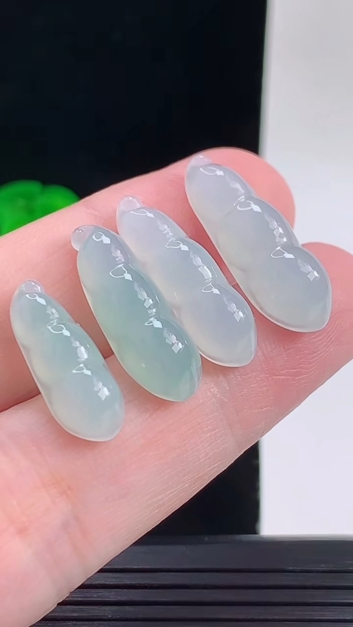 天然A货翡翠福豆吊坠一手，尺寸22.9-8.1-5.9重量:7.29g  172
9月13日
