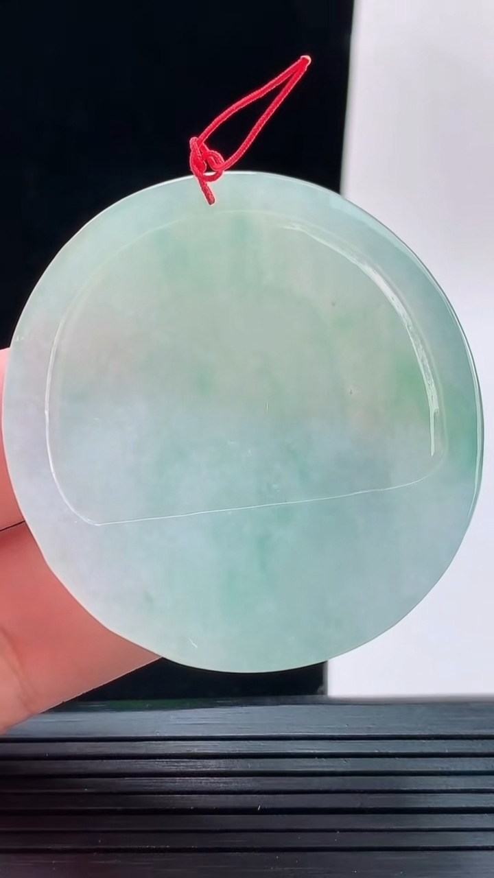 天然A货翡翠观音菩萨吊坠，尺寸51.4-5.7重量:30.39g
9月13日