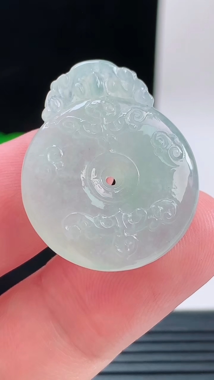 天然A货翡翠仿古平安扣吊坠，尺寸29.7-24.3-5.8重量:7.16g
9月13日