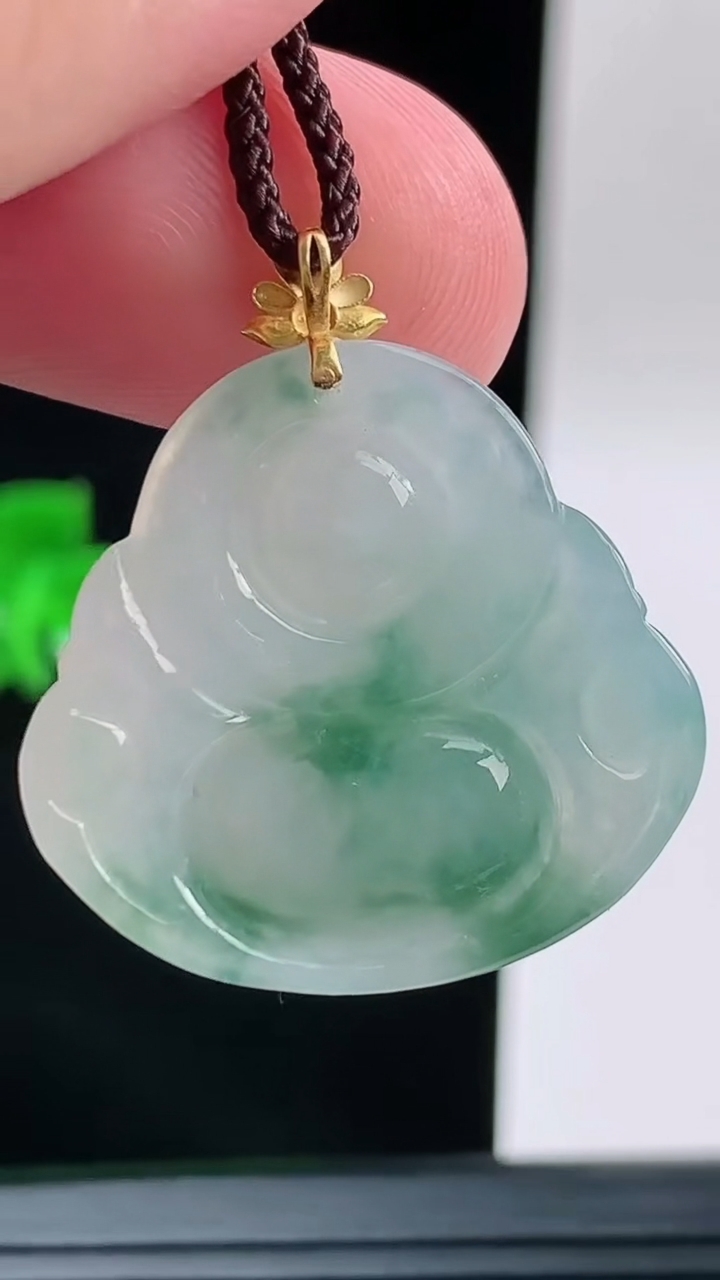 天然A货翡翠18K金飘花佛公吊坠，尺寸22.8-25.3-6.9重量:6.25g
9月13日