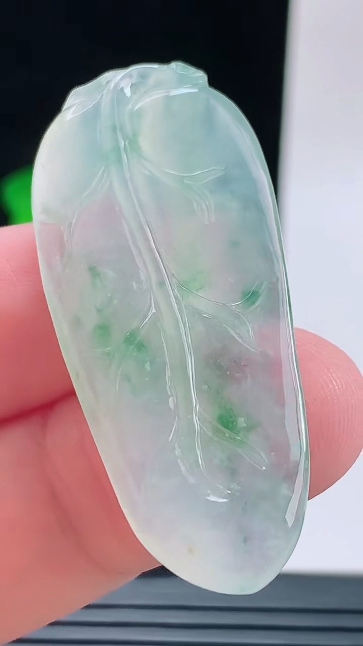 天然A货翡翠飘花金枝玉叶 叶子吊坠，尺寸47.5-20.7-5.1重量:9.00g
9月13日