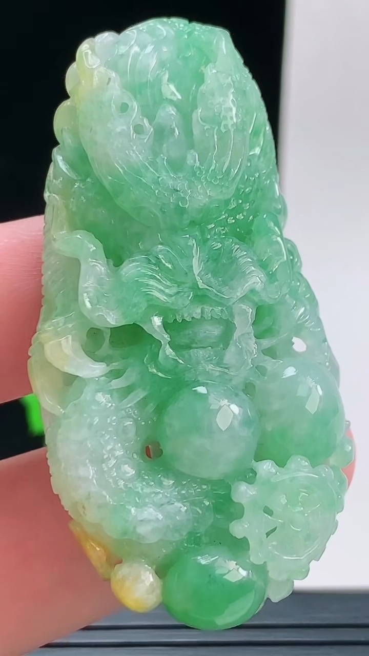 天然A货翡翠龙牌吊坠，尺寸58-29.8-12.1重量:34.79g
9月13日