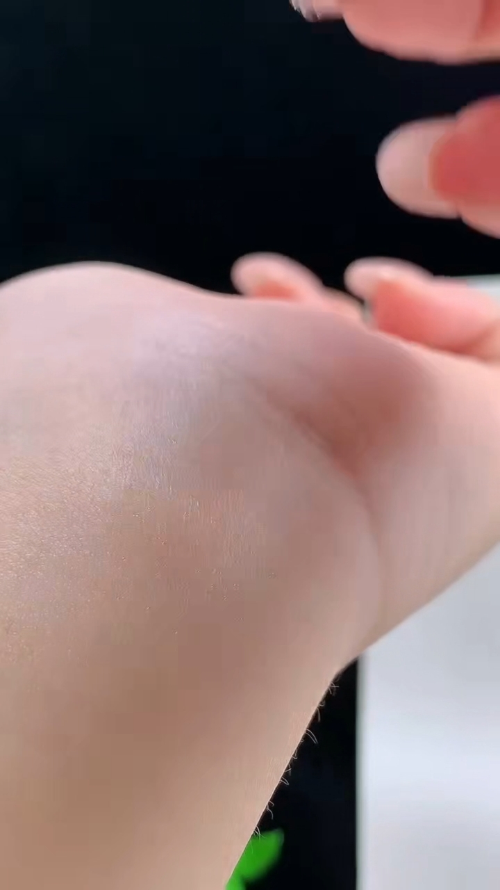 天然A货翡翠算盘珠手串，尺寸4.9-2.4重量:6.08g9月13日
工厂直销收藏佳品,种好水足，色泽均匀，有种有色，上手高大气！