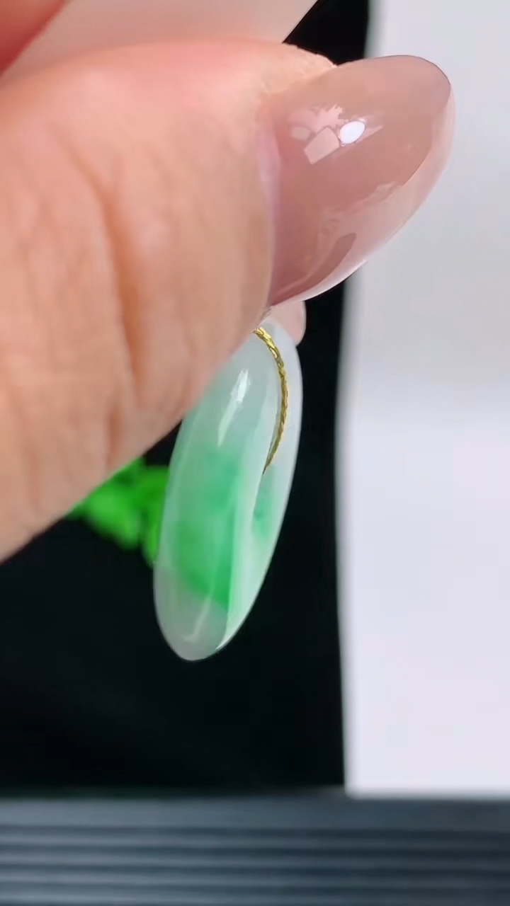 天然A货翡翠平安扣吊坠，尺寸25.1-6.2重量:7.61g
9月13日