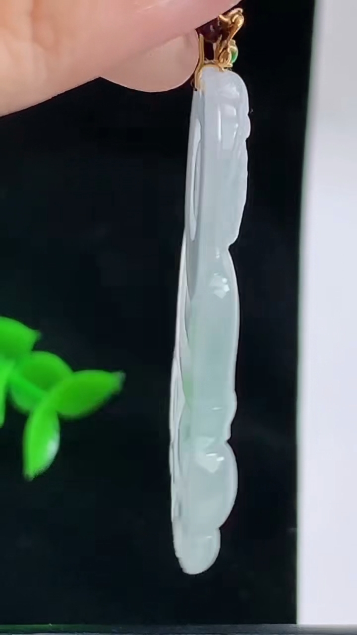 天然A货翡翠正装观音菩萨吊坠，尺寸39.4-25.1-3.2重量:6.54g
9月13日