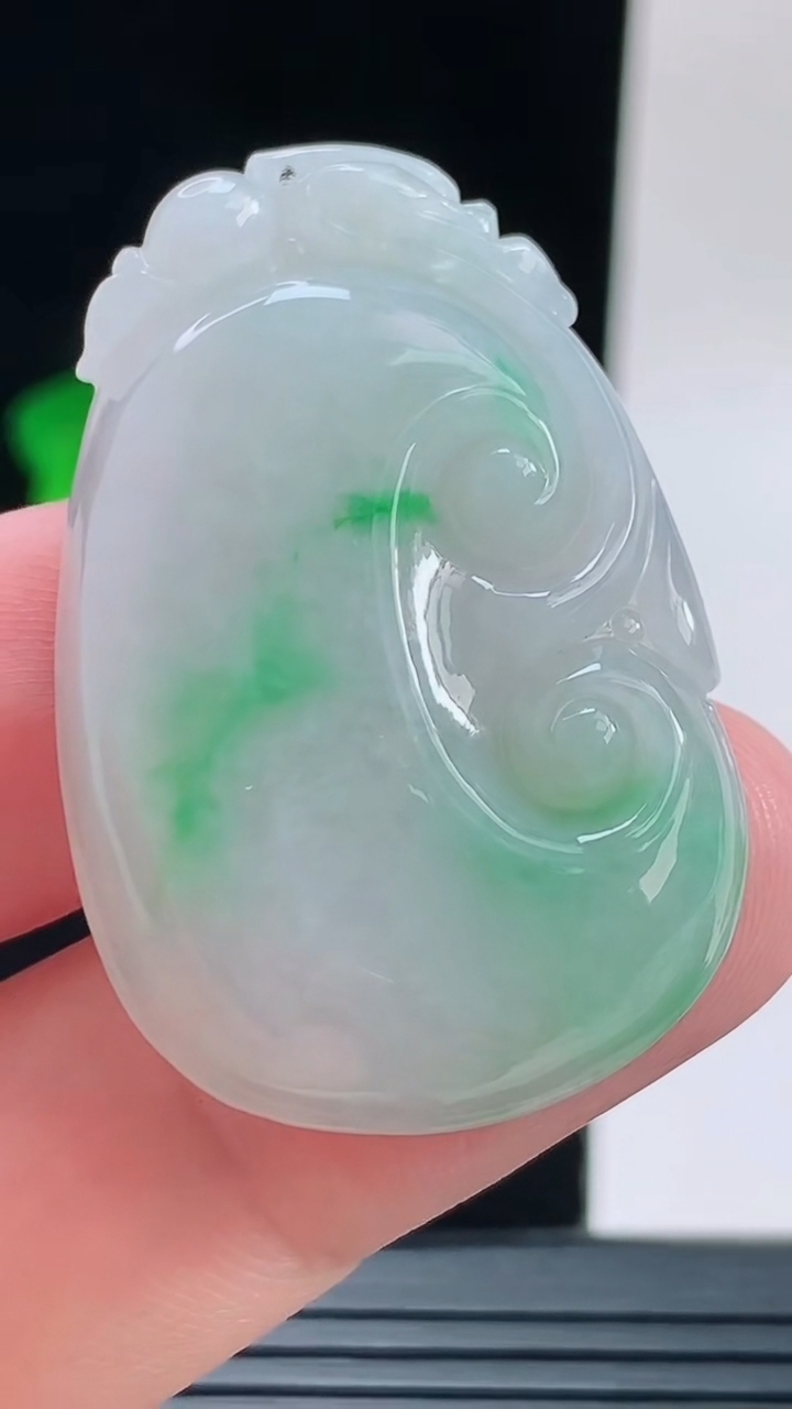 天然A货翡翠如意吊坠，尺寸40.7-26.7-6.3重量:14.25g
9月13日