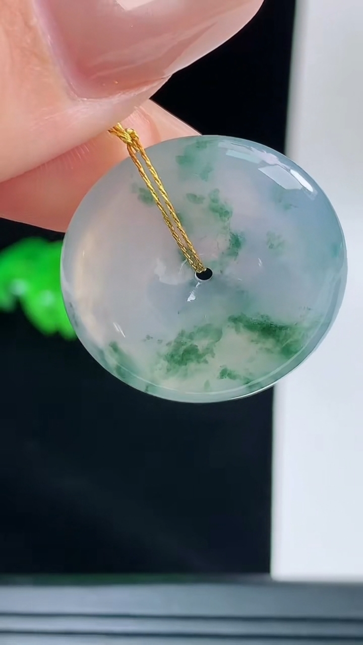 天然A货翡翠飘花平安扣吊坠，尺寸24.7-5.6重量:7.00g
9月13日