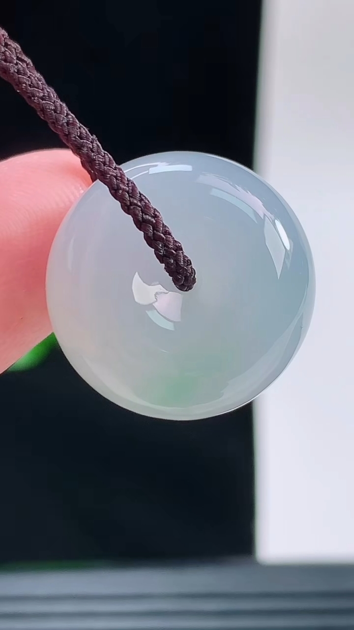 天然A货翡翠平安扣吊坠，尺寸19-9.6重量:7.45g
9月13日