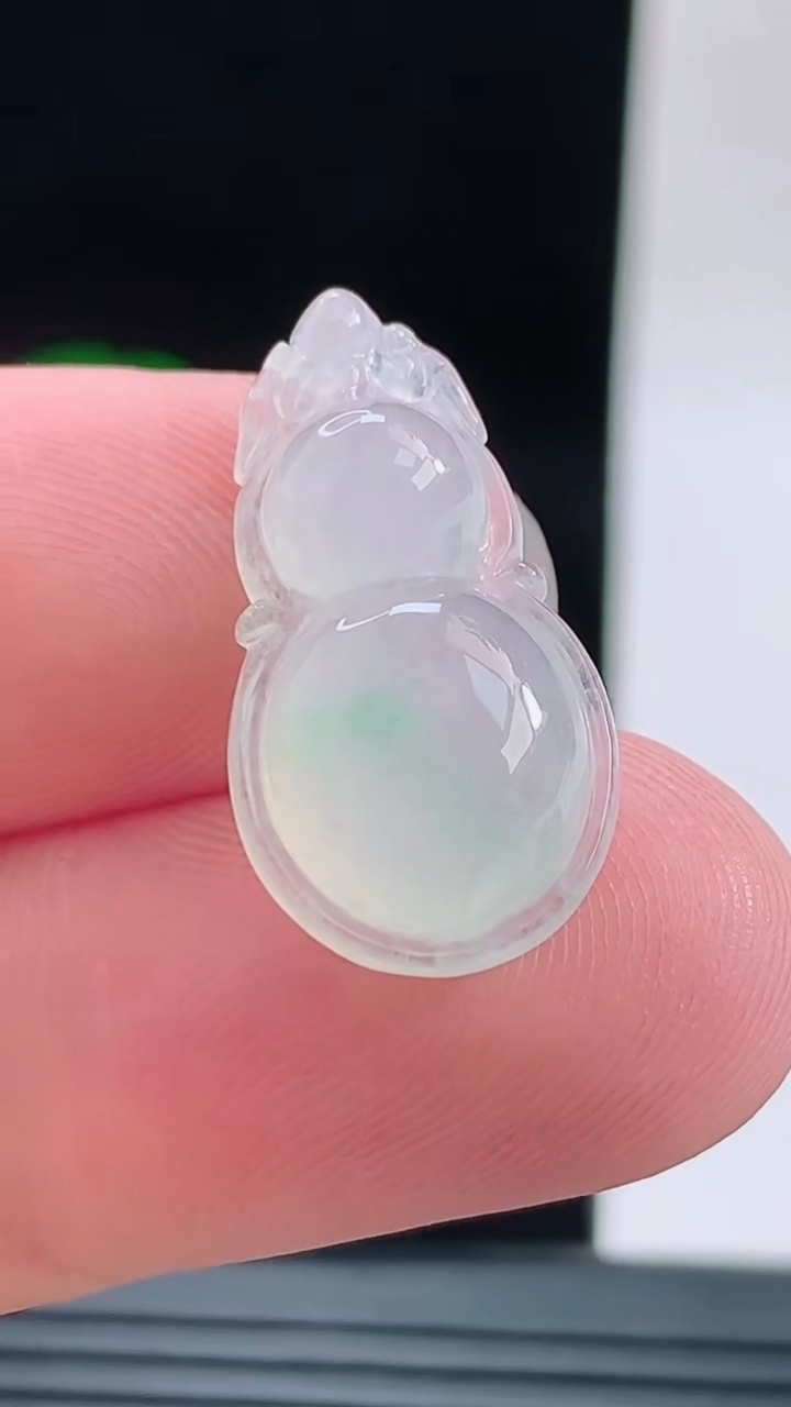 天然A货翡翠葫芦吊坠，尺寸23.1-12.5-6.4重量:2.76g
9月13日