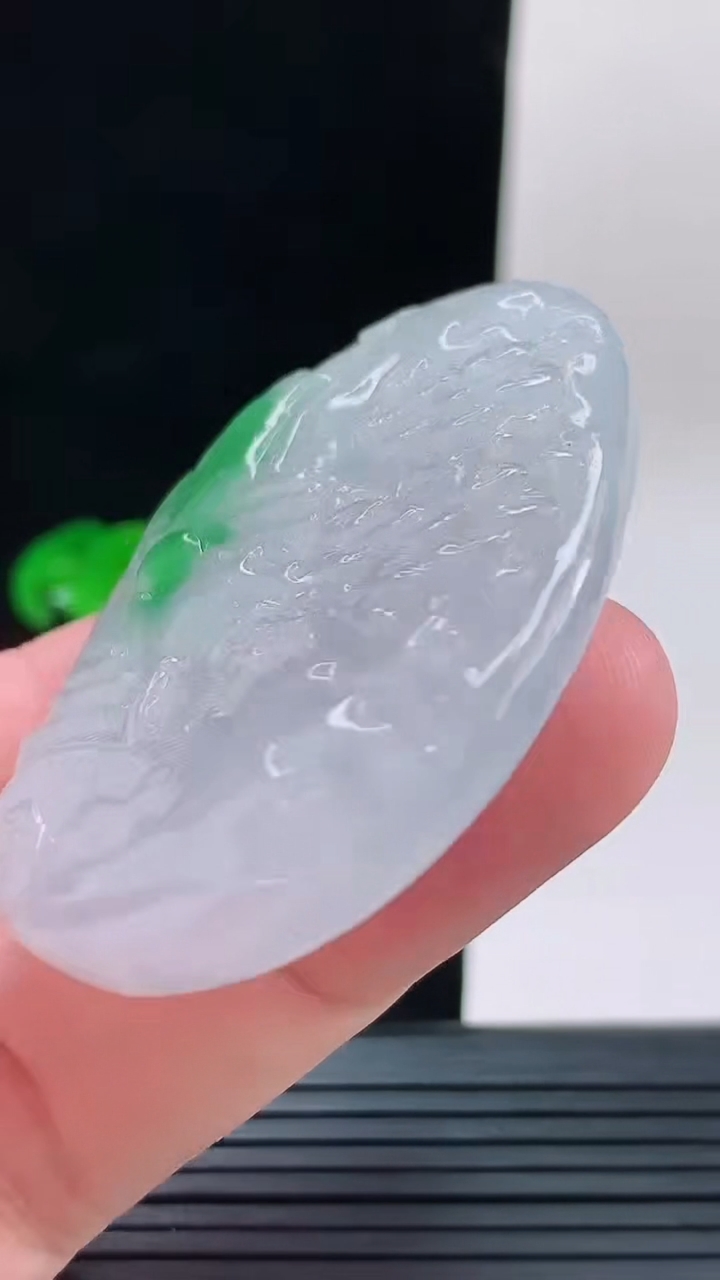 天然A货翡翠山水牌吊坠，尺寸51.3-24.4-7重量:34.33g
9月13日