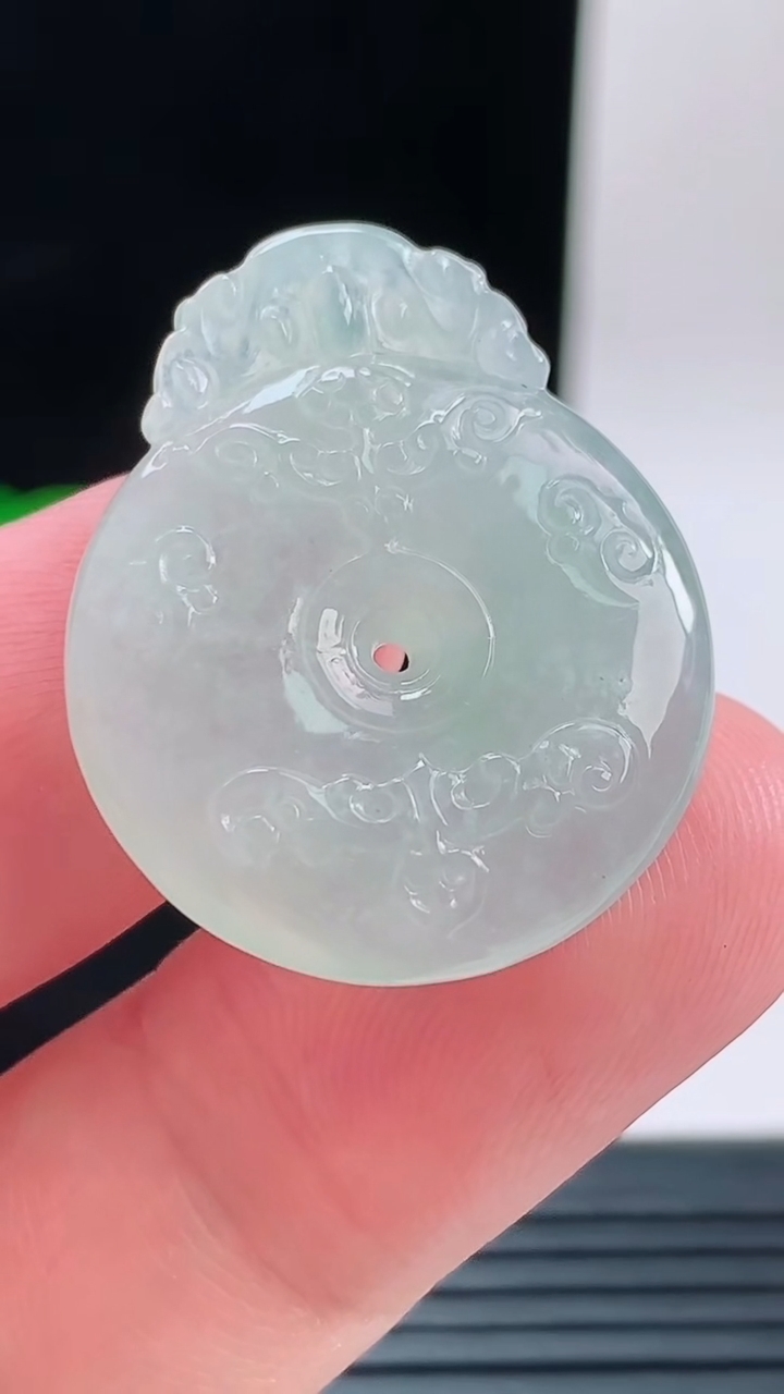 天然A货翡翠仿古平安扣吊坠，尺寸29.7-24.3-5.8重量:7.16g
9月13日