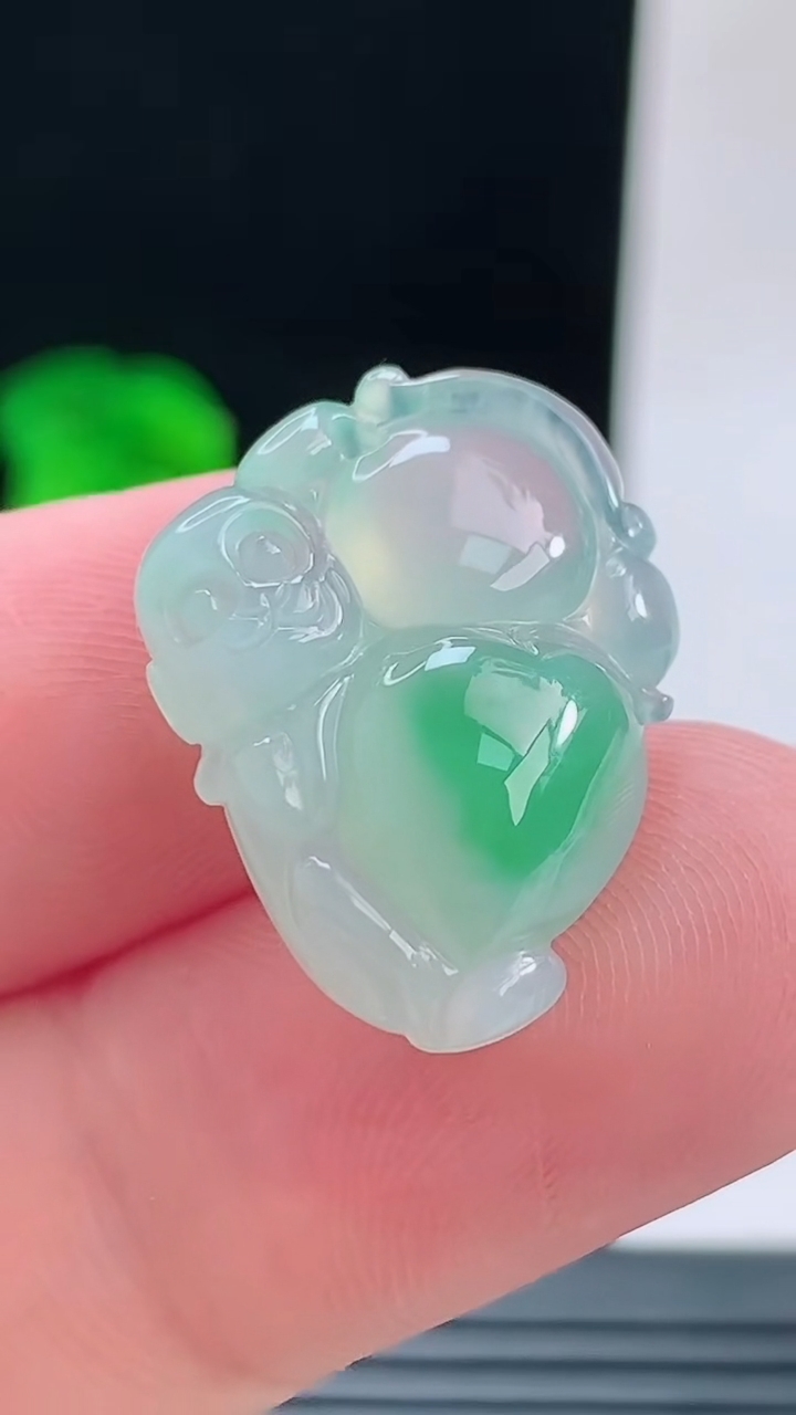 天然A货翡翠生肖猴吊坠，尺寸23.2-16-6.5重量:3.87g
9月13日