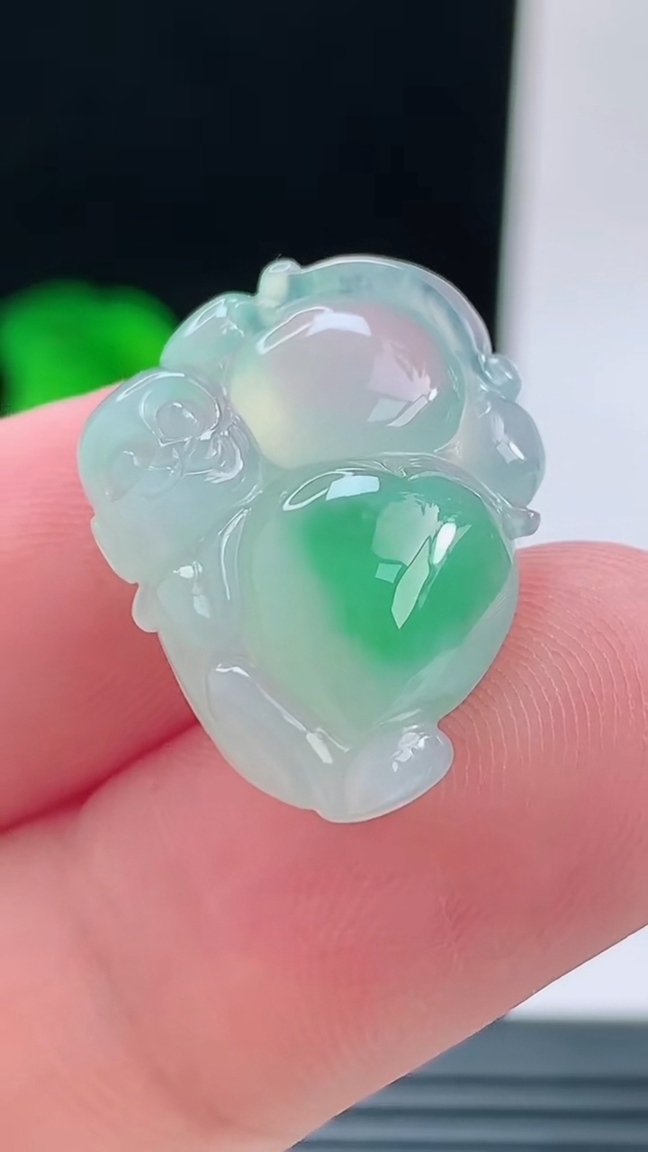 天然A货翡翠生肖猴吊坠，尺寸23.2-16-6.5重量:3.87g
9月13日