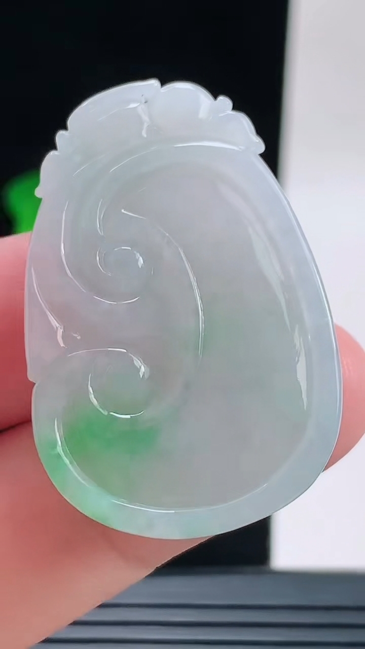 天然A货翡翠如意吊坠，尺寸40.7-26.7-6.3重量:14.25g
9月13日
