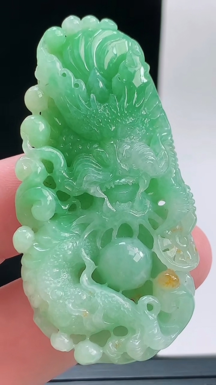 天然A货翡翠龙牌吊坠，尺寸59.3-31-10.3重量:30.67g
9月13日