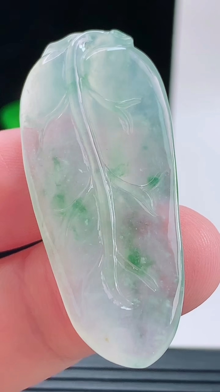 天然A货翡翠飘花金枝玉叶 叶子吊坠，尺寸47.5-20.7-5.1重量:9.00g
9月13日