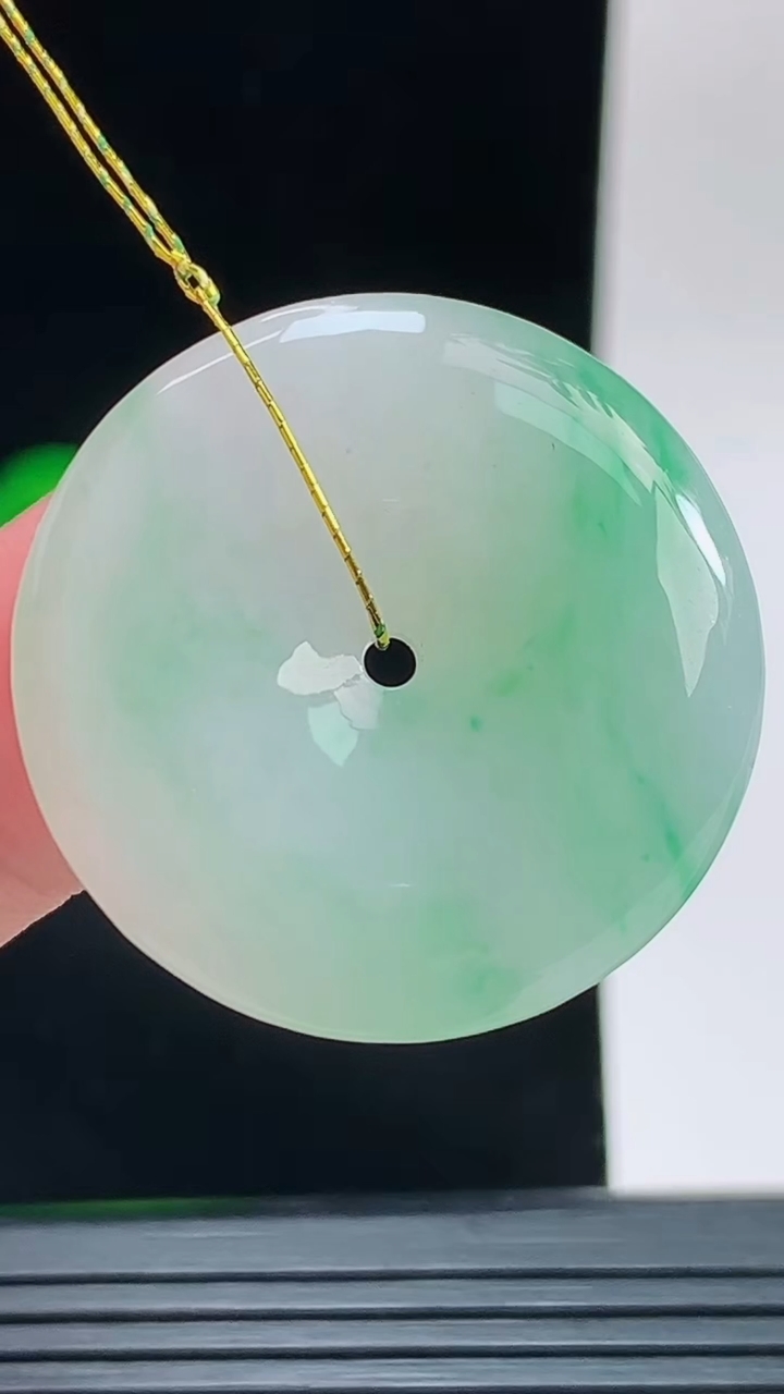 天然A货翡翠平安扣吊坠，尺寸29.6-5.9重量:10.46g
9月13日