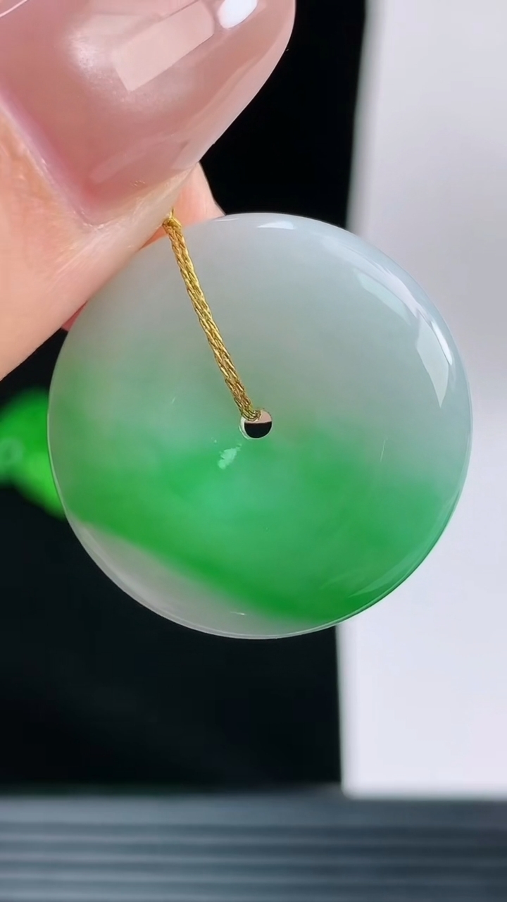 天然A货翡翠平安扣吊坠，尺寸25.1-6.2重量:7.61g
9月13日