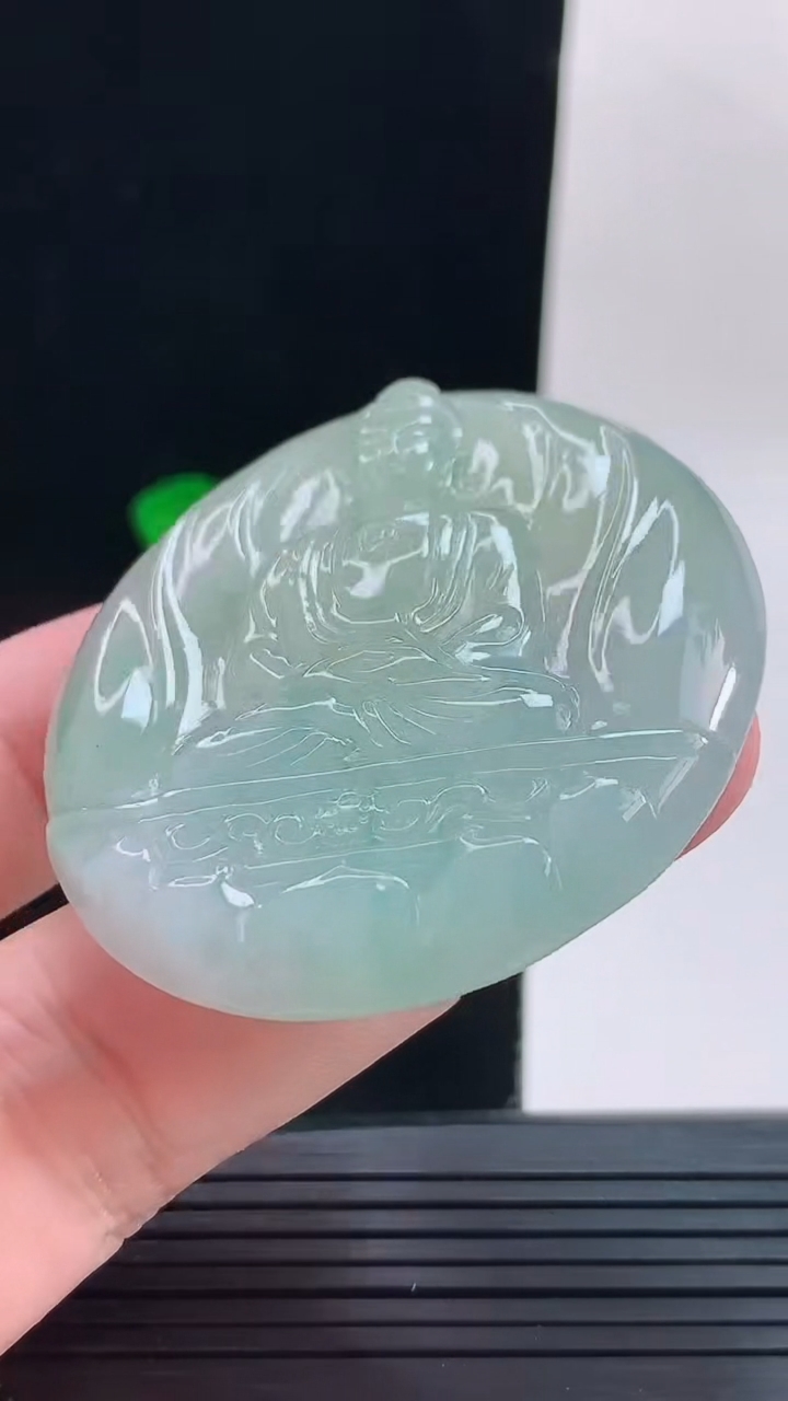 天然A货翡翠观音菩萨吊坠，尺寸51.4-5.7重量:30.39g
9月13日