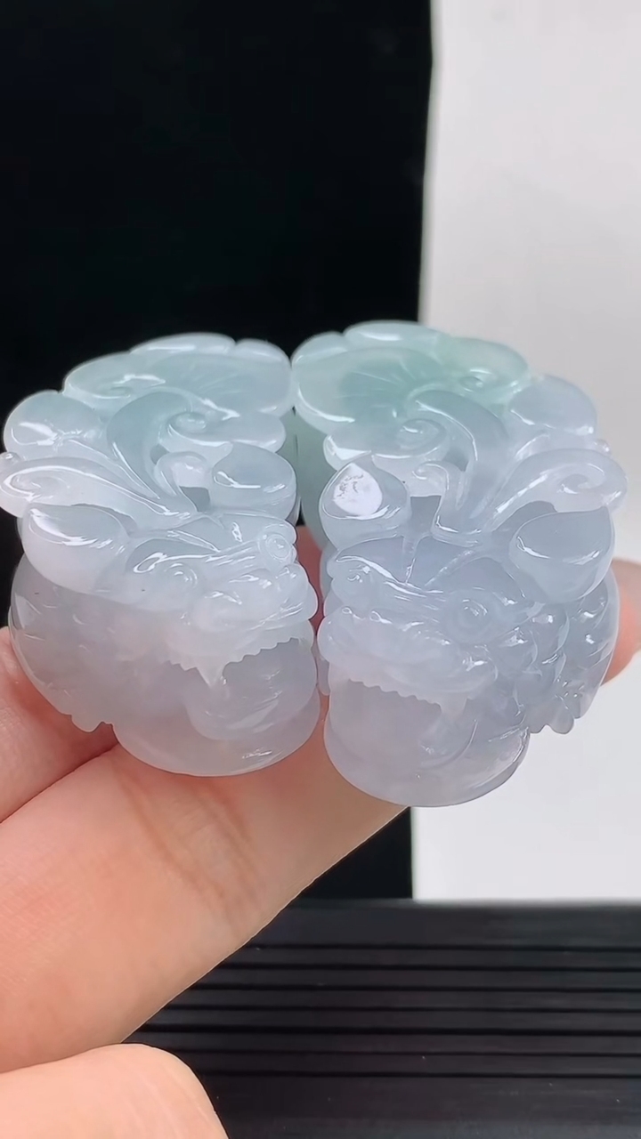 天然A货翡翠貔貅吊坠一对，尺寸50.5-24.7-15.5重量:84.63g
9月13日